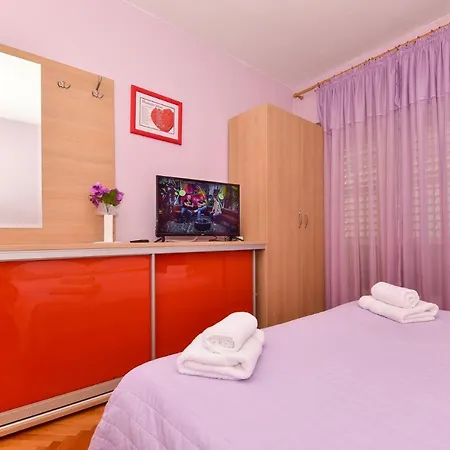 Apartment Pet - 300 M From Makarska