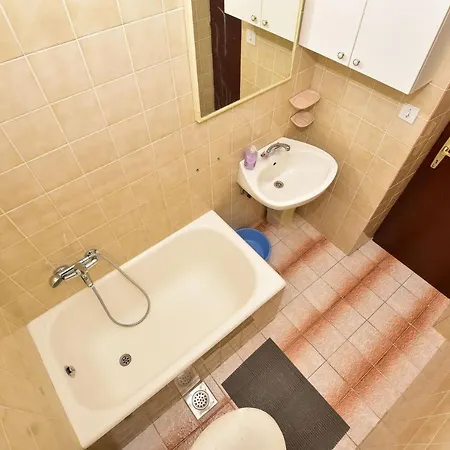 Apartment Pet - 300 M From Makarska